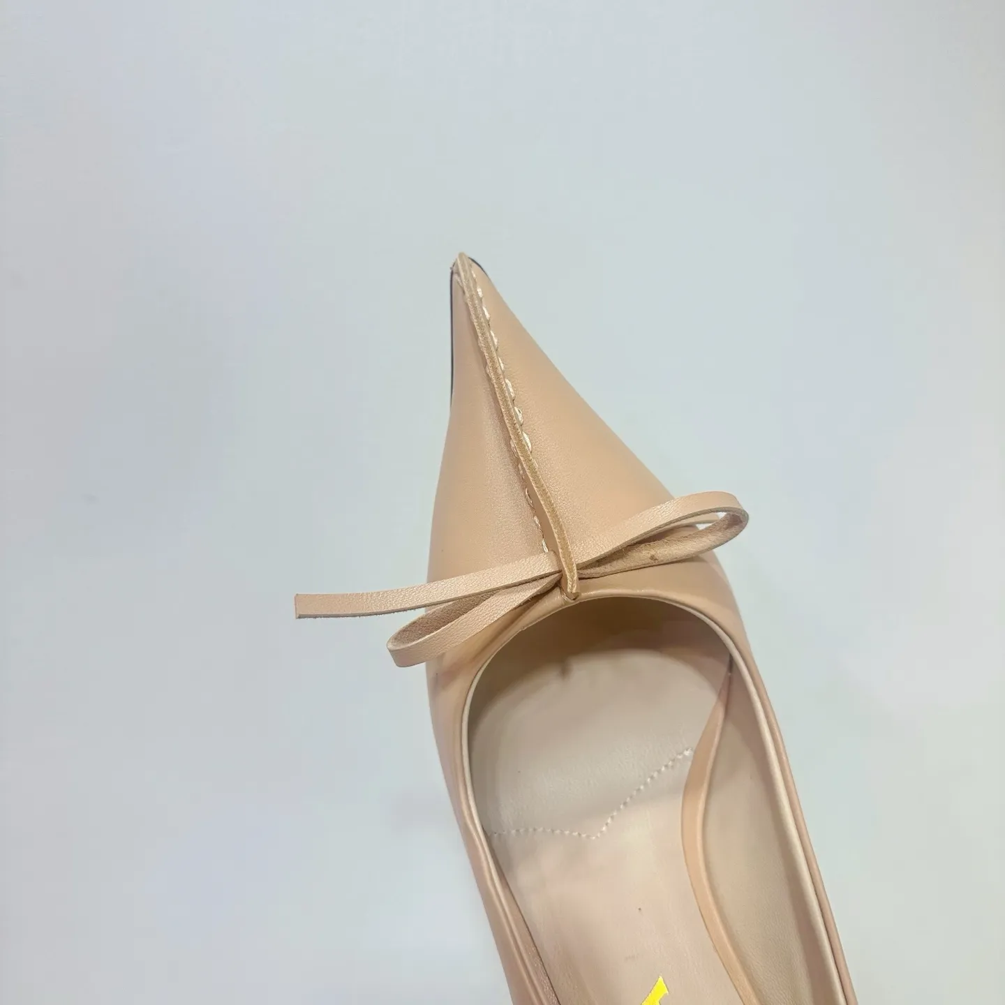 👟👟Ex-factory price 540👟👟 2025 SSS launches Prada’s latest long boots, sandals, thin heels, empty backs, thick heels series ————————🆚🆚🆚 💥PRADA's early spring T-stage catwalk show is the same style as "Dreams Never Sleep". Prada can use it on important occasions. The fresh style has a bit of nobility and is perfect on the feet. 💃💃 Wear this shoe with it. It is elegant and crystal clear, regardless of various accessories. The materials are all exclusively customized one-to-one and must be zero-distance from the original. The entire series is full of exciting and unexpected combinations of elements. The expression of different materials and textures of fabrics has a strong artistic flavor, allowing you to appreciate the ever-changing style of Prada girls. 1⃣ Upper: Made of sheepskin 2⃣ Lining: Imported sheepskin 3⃣ Outsole: Original Italian genuine leather outsole Heel height 8.5 4⃣🔺Original labeling feet, stock code number 35M-39M (40, 41, 42 are custom-made and cannot be returned or exchanged).